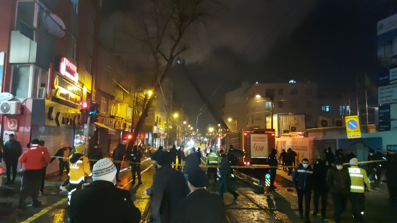 Zeytinburnu'nda çatı yangınında Can Pazarı yaşandı
